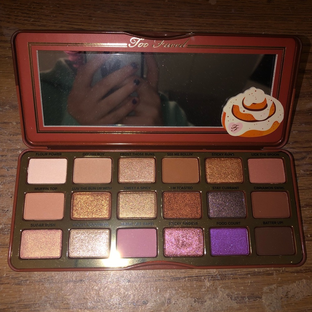 Cinnamon swirl eyeshadow palette